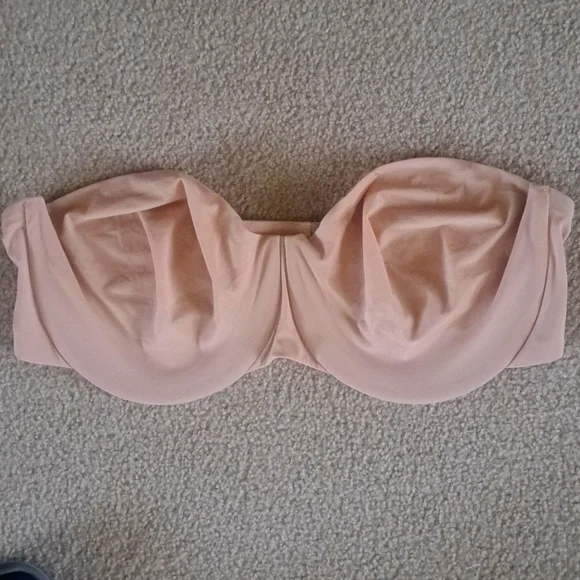 44DDD. SKIMS UNLINED STRAPLESS BRA - Picture 3 of 8